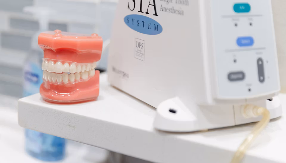 A clear aligner model used during cosmetic treatment planning.